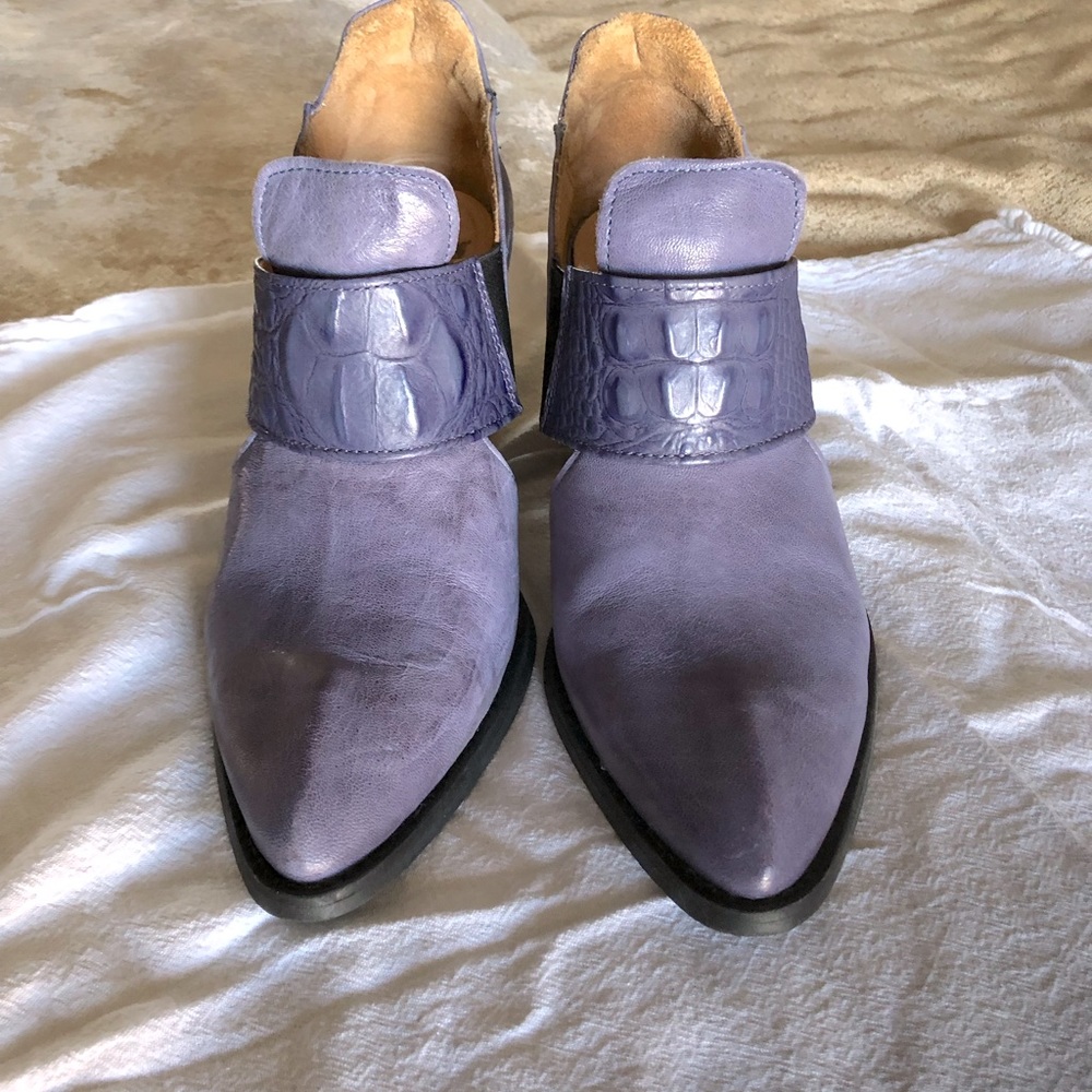 John Fluevog shoes, lavender purple leather size 10.